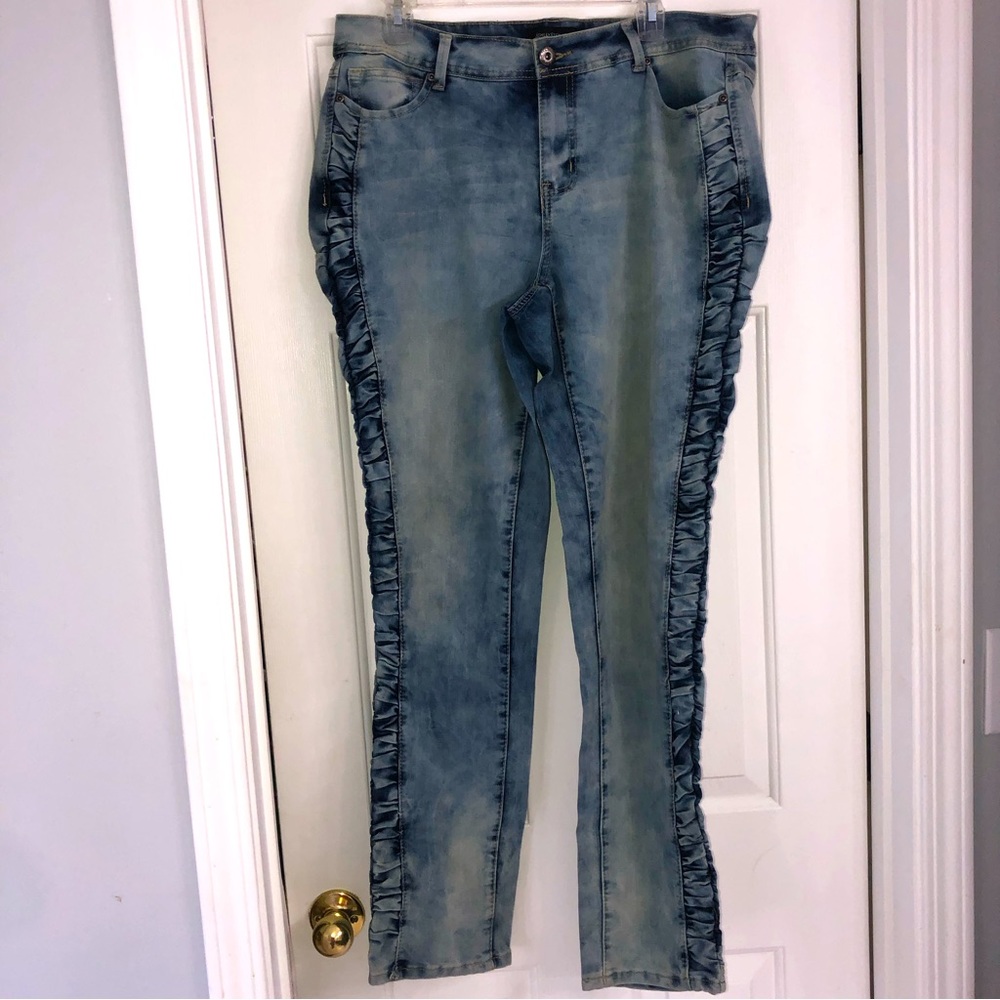 Ashley Stewart jeans Women’s sz 14 stretch tapper legs light wash soft denim